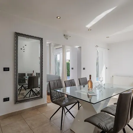 Kristina - Happy Apartment