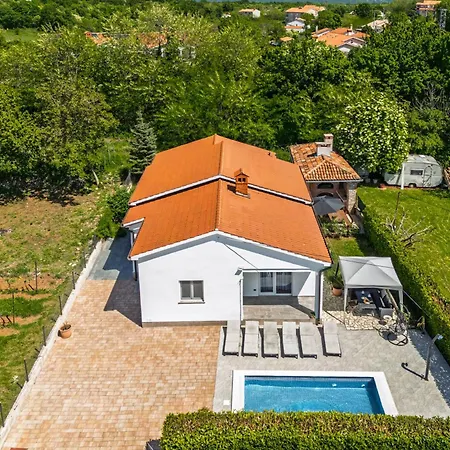 Pool House Kristina - Happy * لابين