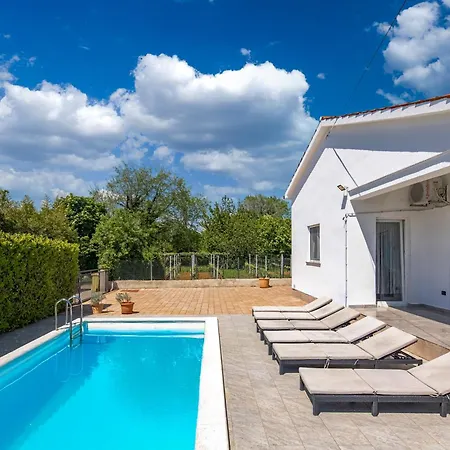 Pool House Kristina - Happy * لابين