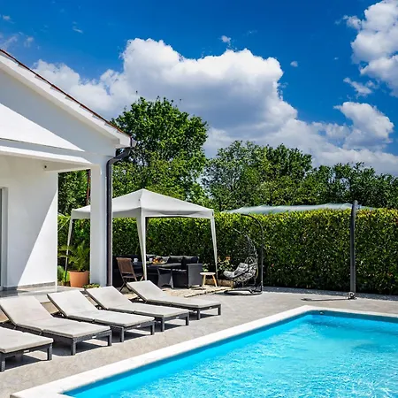 Pool House Kristina - Happy لابين